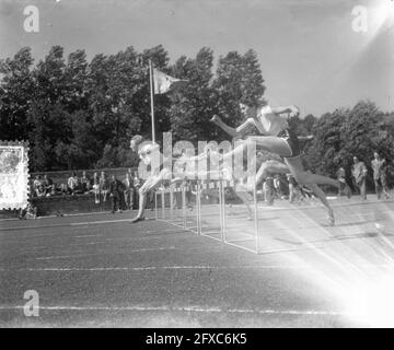 Championnats nationaux d'athlétisme la Haye . 80m haies femmes 1. Fanny Blankers-Koen, 2. Lust, 3. BOS, 20 juillet 1953, athlétisme, sports, Pays-Bas, Agence de presse du XXe siècle photo, nouvelles à retenir, documentaire, photographie historique 1945-1990, histoires visuelles, L'histoire humaine du XXe siècle, immortaliser des moments dans le temps Banque D'Images