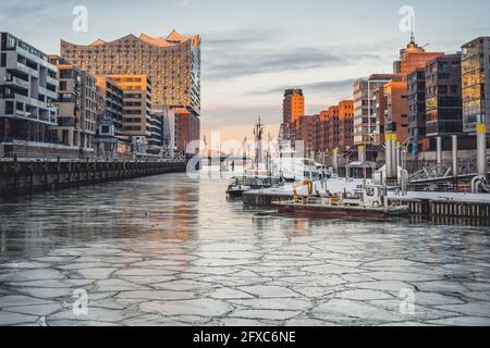 Allemagne, Hambourg, morceaux de glace dans les eaux de Sandtorhafen en hiver Banque D'Images