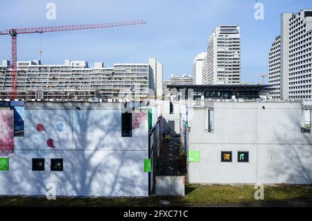 Bâtiments et bungalows du quartier étudiant Olympiches Dorf, Munich. Banque D'Images