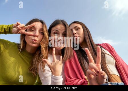 Des amies qui se amusent ensemble Banque D'Images