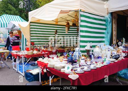 GDANSK, POLOGNE - 22 septembre 2015 : vaisselle et vaisselle à vendre sur un marché Banque D'Images