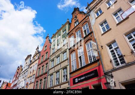 GDANSK, POLOGNE - 21 septembre 2015 : bâtiments haut en couleur au centre-ville Banque D'Images