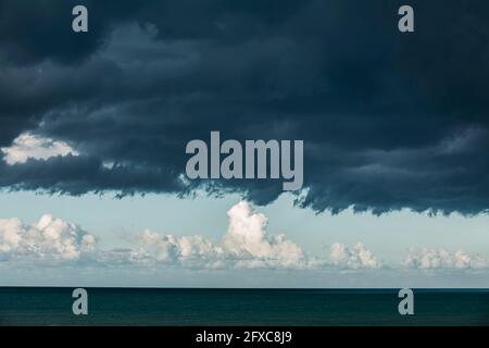 Nuages de tempête sombres sur l'océan Pacifique Banque D'Images