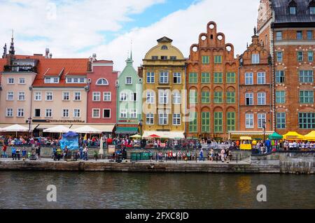 GDANSK, POLOGNE - 21 septembre 2015 : personnes assises près d'une rivière à côté des bâtiments Banque D'Images