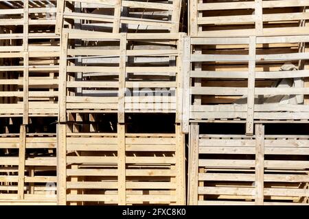 Pile de récipients en bois pour le transport de fruits et légumes. Banque D'Images