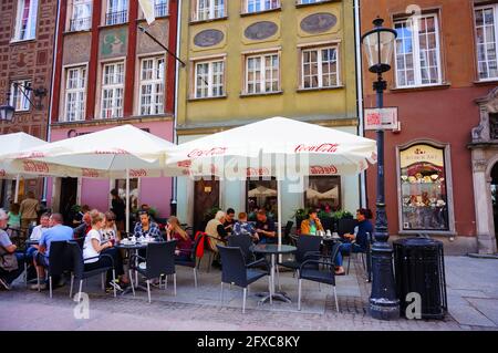 GD, POLOGNE - 21 septembre 2015 : personnes assises dans un bar du centre-ville Banque D'Images