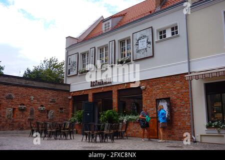 GDANSK, POLOGNE - 22 septembre 2015 : GDANSKPeople à l'entrée d'un restaurant avec chaises et tables à l'extérieur Banque D'Images