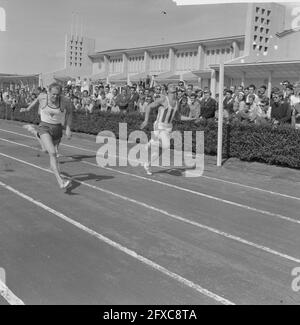 Championnats nationaux Décathlon à Vlaardingen, EEF Kamerbeek pendant le long saut, 7 août 1960, CHAMPIONNATS, ÉQUIPES, ESCAPADES, Pays-Bas, Agence de presse du XXe siècle photo, nouvelles à retenir, documentaire, photographie historique 1945-1990, histoires visuelles, L'histoire humaine du XXe siècle, immortaliser des moments dans le temps Banque D'Images