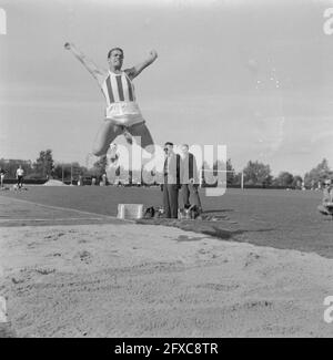 Championnats nationaux Décathlon à Vlaardingen, EEF Kamerbeek pendant le long saut, 7 août 1960, CHAMPIONNATS, ÉQUIPES, SPRINGS, pays-Bas, agence de presse du XXe siècle photo, news to remember, documentaire, photographie historique 1945-1990, histoires visuelles, L'histoire humaine du XXe siècle, immortaliser des moments dans le temps Banque D'Images