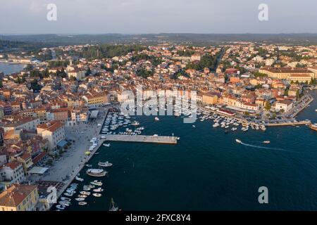 Croatie, Istrie, Rovinj, vue aérienne du port de la ville côtière située à l'extrémité ouest de la péninsule d'Istrie Banque D'Images