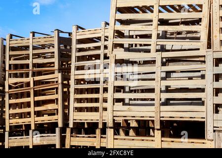 Pile de récipients en bois pour le transport de fruits et légumes. Banque D'Images