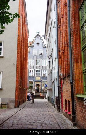 GDANSK, POLOGNE - 21 septembre 2015 : petite rue intérieure au centre-ville Banque D'Images