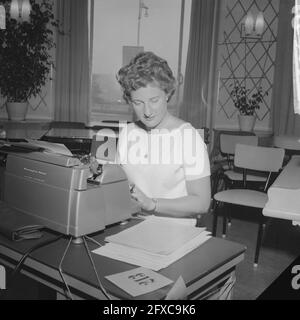 Champion national machine Writing Miss Trix Weevers, 23 septembre 1961, champions, machine Writing, Pays-Bas, Agence de presse du XXe siècle photo, nouvelles à retenir, documentaire, photographie historique 1945-1990, histoires visuelles, L'histoire humaine du XXe siècle, immortaliser des moments dans le temps Banque D'Images