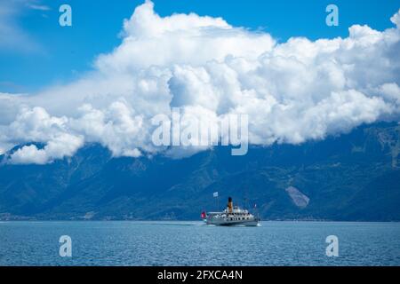 L'un des célèbres bateaux à aubes du lac Leman in devant les montagnes Banque D'Images