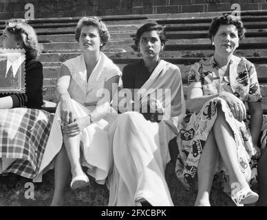 Championnats nationaux de tennis la Haye dix Bosch (à gauche) et l'indienne Mme Davos, 12 août 1952, sports, tennis, Pays-Bas, Agence de presse du XXe siècle photo, nouvelles à retenir, documentaire, photographie historique 1945-1990, histoires visuelles, L'histoire humaine du XXe siècle, immortaliser des moments dans le temps Banque D'Images