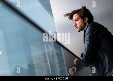 Beau jeune homme portant une veste en cuir noir Banque D'Images