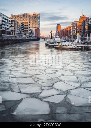 Allemagne, Hambourg, morceaux de glace dans les eaux de Sandtorhafen en hiver Banque D'Images