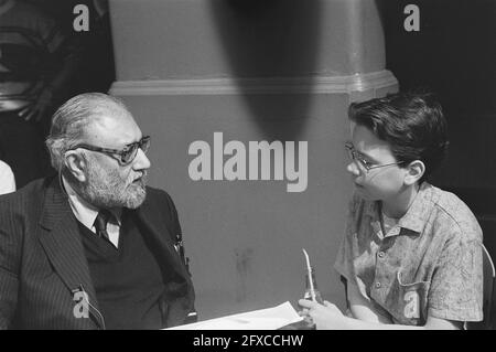 Les enfants parlent aux lauréats du Prix Nobel à Amsterdam; Adbus Salam, 30 mai 1987, Children, Lauréats, pays-Bas, photo de l'agence de presse du XXe siècle, nouvelles à retenir, documentaire, photographie historique 1945-1990, histoires visuelles, L'histoire humaine du XXe siècle, immortaliser des moments dans le temps Banque D'Images