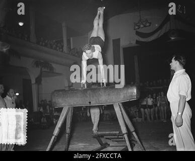 Championnats nationaux de gymnastique féminine Deventer Leni Gerritsen, 10 janvier 1954, championnats de gymnastique, pays-Bas, agence de presse du xxe siècle photo, nouvelles à retenir, documentaire, photographie historique 1945-1990, histoires visuelles, L'histoire humaine du XXe siècle, immortaliser des moments dans le temps Banque D'Images