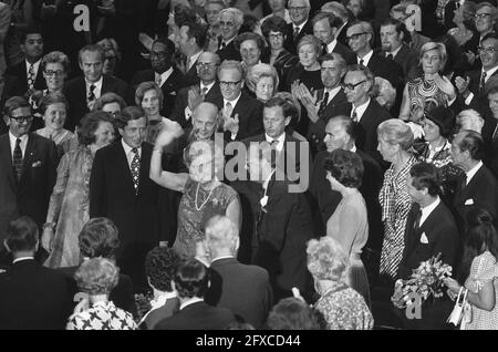 Célébration nationale Jubilé d'argent de la reine Juliana au Centre des congrès RAI, famille royale dans le hall, sa Majesté, 4 septembre 1973, Célébrations, Familles, anniversaires, reines, halls, pays-Bas, agence de presse du xxe siècle photo, nouvelles à retenir, documentaire, photographie historique 1945-1990, histoires visuelles, L'histoire humaine du XXe siècle, immortaliser des moments dans le temps Banque D'Images