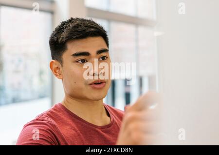 Young businessman working in office Banque D'Images