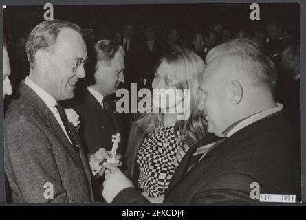 Tournoi du Jubilé de la nuit d'ouverture Fédération néerlandaise de boxe dans l'Apollohal: Le Prince Bernhard et le chef de l'équipe russe de boxe M. Oergajef. Ce dernier offre au prince une statuette en marbre d'un boxeur. Au milieu une interprète féminine, 21 avril 1966, boxe, princes, maisons royales, pays-Bas, agence de presse du XXe siècle photo, nouvelles à retenir, documentaire, photographie historique 1945-1990, histoires visuelles, L'histoire humaine du XXe siècle, immortaliser des moments dans le temps Banque D'Images