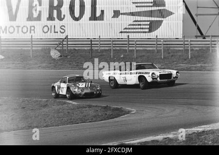 Ouverture des courses à Zandvoort; Cleutjens avec Renault Alpine (à gauche) et Slotemakers avec Chevrolet Camaro (à droite), 28 mars 1976, courses automobiles, pays-Bas, agence de presse du xxe siècle photo, nouvelles à retenir, documentaire, photographie historique 1945-1990, histoires visuelles, L'histoire humaine du XXe siècle, immortaliser des moments dans le temps Banque D'Images