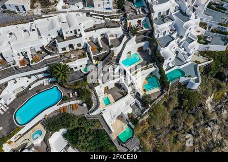 Grèce, Santorin, Oia, vue aérienne de l'hôtel de luxe avec piscines Banque D'Images