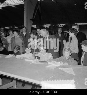 Ouverture de Wonderland dans l'édifice RAI par le maire, le 15 juillet 1953, ouvertures, maires, Pays-Bas, Agence de presse du XXe siècle photo, nouvelles à retenir, documentaire, photographie historique 1945-1990, histoires visuelles, L'histoire humaine du XXe siècle, immortaliser des moments dans le temps Banque D'Images