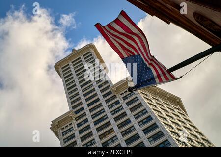 Smith Tower et Flag Seattle. Smith Tower est le plus ancien gratte-ciel de Seattle achevé en 1914. Pioneer Square, Seattle, État de Washington. Banque D'Images