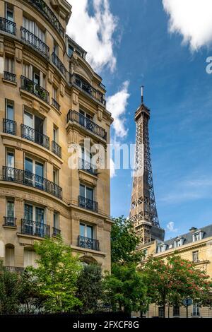 Paris, France - 10 mai 2021 : rue confortable avec vue sur la Tour Eiffel à Paris. La Tour Eiffel est l'un des monuments les plus emblématiques Banque D'Images