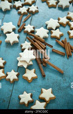 Biscuits en forme d'étoile à la cannelle de Noël et cannelle sur fond de bois rustique bleu Banque D'Images