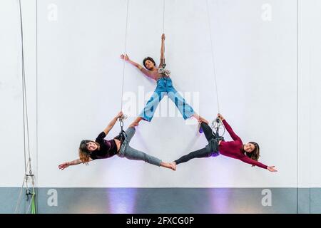 Des danseuses passionnées s'exerçant tout en accrochant ensemble sur une corde Banque D'Images