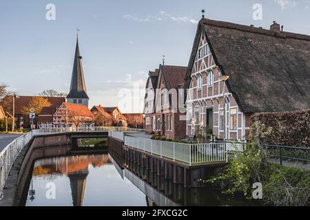 Allemagne, Altes Land, Jork, ville pittoresque avec des bâtiments à colombages et église Saint Nikolai Banque D'Images