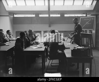 Formation des officiers non commissionnés Centre de formation libre Wezep, 23 novembre 1949, officiers non commissionnés, formation, Pays-Bas, Agence de presse du XXe siècle photo, nouvelles à retenir, documentaire, photographie historique 1945-1990, histoires visuelles, L'histoire humaine du XXe siècle, immortaliser des moments dans le temps Banque D'Images