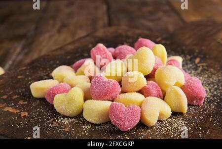 Gnocchi. Pâtes italiennes traditionnelles aux pommes de terre en forme de cœur de différentes couleurs. Plats frais du sud de l'italie. Photo de haute qualité. Copier l'espace. Banque D'Images