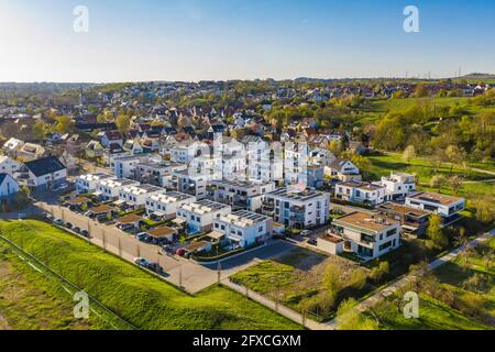 Allemagne, Bade-Wurtemberg, Waiblingen, vue aérienne de la banlieue moderne avec des maisons individuelles et multi-familiales économes en énergie Banque D'Images