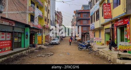 Katmandou Népal 21. Mai 2018 rue et zone colorée sale et poussiéreuse à Sinamangal, Katmandou, Népal. Banque D'Images