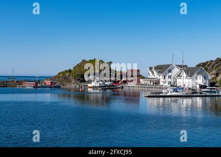 Ciel clair sur une petite baie avec des bateaux de pêche sur l'île de Senja Banque D'Images