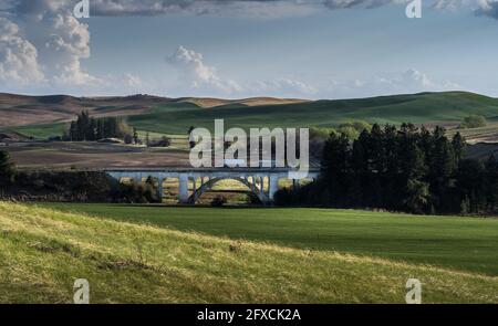 Pont de chemin de fer dans la vallée de Palouse. Washington, États-Unis. Banque D'Images