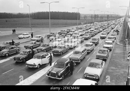 La foule de Pâques au point de passage de Berg près de Zevenaar, autos six rangées d'épaisseur, 8 avril 1966, autos, pays-Bas, agence de presse du xxe siècle photo, nouvelles à retenir, documentaire, photographie historique 1945-1990, histoires visuelles, L'histoire humaine du XXe siècle, immortaliser des moments dans le temps Banque D'Images