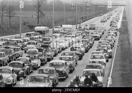 La foule de Pâques au point de passage de Berg près de Zevenaar, autos six rangées d'épaisseur, 8 avril 1966, autos, pays-Bas, agence de presse du xxe siècle photo, nouvelles à retenir, documentaire, photographie historique 1945-1990, histoires visuelles, L'histoire humaine du XXe siècle, immortaliser des moments dans le temps Banque D'Images