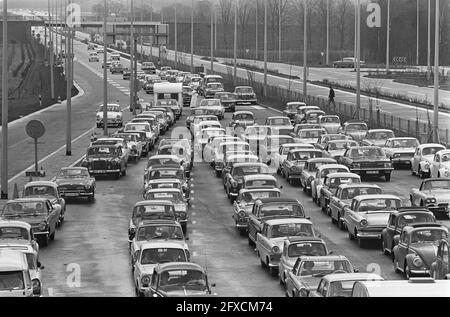 La foule de Pâques au point de passage de Berg près de Zevenaar, voitures six rangées d'épaisseur, 8 avril 1966, voitures, pays-Bas, agence de presse du xxe siècle photo, nouvelles à retenir, documentaire, photographie historique 1945-1990, histoires visuelles, L'histoire humaine du XXe siècle, immortaliser des moments dans le temps Banque D'Images