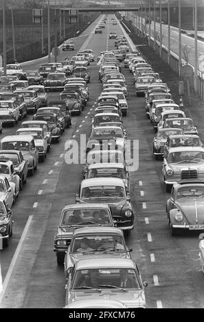 La foule de Pâques au point de passage de Berg près de Zevenaar, autos six rangées d'épaisseur, 8 avril 1966, autos, pays-Bas, agence de presse du xxe siècle photo, nouvelles à retenir, documentaire, photographie historique 1945-1990, histoires visuelles, L'histoire humaine du XXe siècle, immortaliser des moments dans le temps Banque D'Images