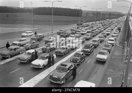 La foule de Pâques au point de passage de Berg près de Zevenaar, autos six rangées d'épaisseur, 8 avril 1966, autos, pays-Bas, agence de presse du xxe siècle photo, nouvelles à retenir, documentaire, photographie historique 1945-1990, histoires visuelles, L'histoire humaine du XXe siècle, immortaliser des moments dans le temps Banque D'Images