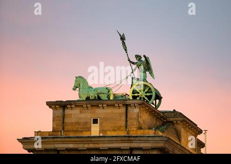 Berlin, Allemagne. 26 mai 2021. La Quadriga sur la porte de Brandebourg au crépuscule. Credit: Christoph Soeder/dpa/Alay Live News Banque D'Images