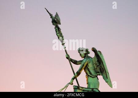 Berlin, Allemagne. 26 mai 2021. La Quadriga sur la porte de Brandebourg au crépuscule. Credit: Christoph Soeder/dpa/Alay Live News Banque D'Images