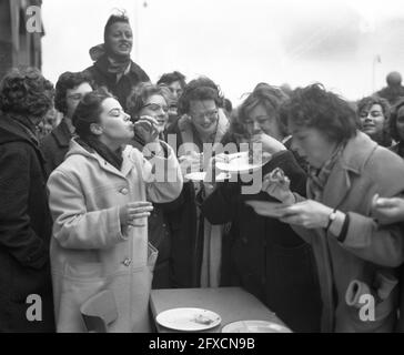 Course de pancake à l'occasion du 25ème anniversaire de l'association étudiante Vesta de l'école HuishoudSchool, 21 mars 1962, PANNEKOEKEN, Etudiants, Pays-Bas, Agence de presse du XXe siècle photo, nouvelles à retenir, documentaire, photographie historique 1945-1990, histoires visuelles, L'histoire humaine du XXe siècle, immortaliser des moments dans le temps Banque D'Images