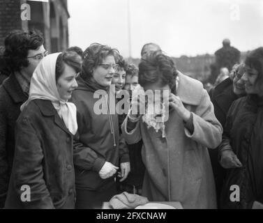 Course de pancake à l'occasion du 25ème anniversaire de l'association étudiante Vesta de l'école HuishoudSchool, 21 mars 1962, PANNEKOEKEN, Etudiants, pays-Bas, agence de presse du xxe siècle photo, nouvelles à retenir, documentaire, photographie historique 1945-1990, histoires visuelles, L'histoire humaine du XXe siècle, immortaliser des moments dans le temps Banque D'Images