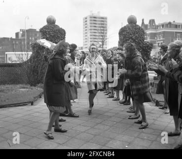 Course de pancake à l'occasion du 25ème anniversaire de l'association étudiante Vesta de l'école HuishoudSchool, 21 mars 1962, PANNEKOEKEN, Etudiants, pays-Bas, agence de presse du xxe siècle photo, nouvelles à retenir, documentaire, photographie historique 1945-1990, histoires visuelles, L'histoire humaine du XXe siècle, immortaliser des moments dans le temps Banque D'Images